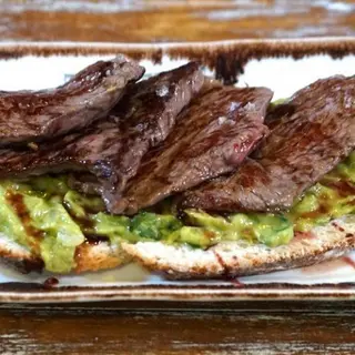 Tosta De Ternera Con Guacamole