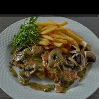 Pileći file na žaru u sosu od pečuraka na pireu