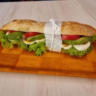 Sandwich rustic cu avocado si ou fiert