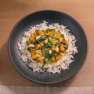 Bowl de pollo yakitori sobre arroz basmati