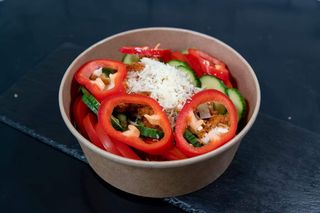 Salata cu pui crispy