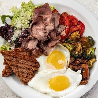 Сніданок з ростбіфом