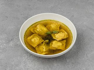 Насичений курячий бульйон, равіолі з телятиною, соус песто (290g)