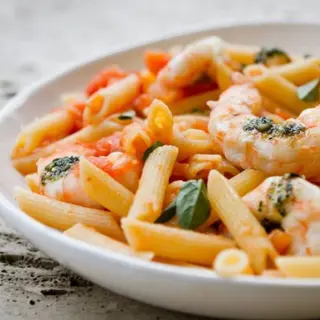 60. Penne camarão