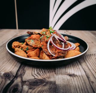 Ceafă țigănească cu cartofi wedges