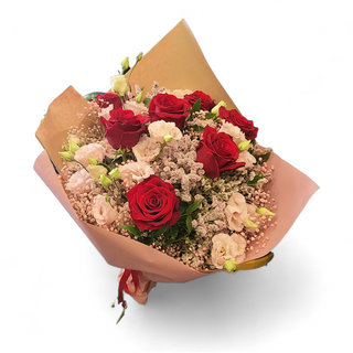 7 rose rosse con fiori rosa