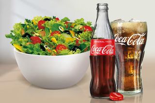 Una porzione di pasta ed una Coca-Cola