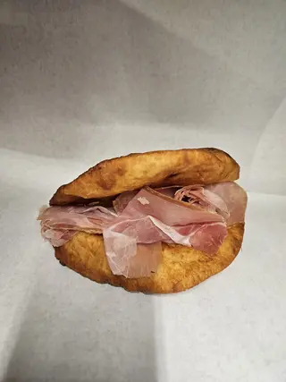 Piadina fritta porchetta alla brace, funghi e fontina