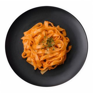 Tagliatelle al pesto rojo