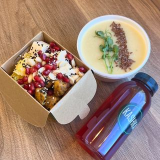 Салат з куркою карі+крем-суп+лимонад