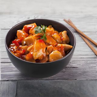 54. Пилешко месо с пресни чушки (700гр)