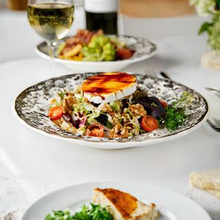 Ensalada de rulo de cabra caramelizado