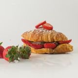 Croissant relleno de Nutella y fresa (Delivery)