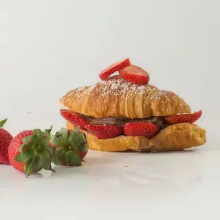 Croissant relleno de Nutella y fresa (Delivery)