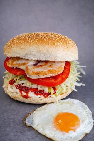 7. Big chicken burger & jaje na oko