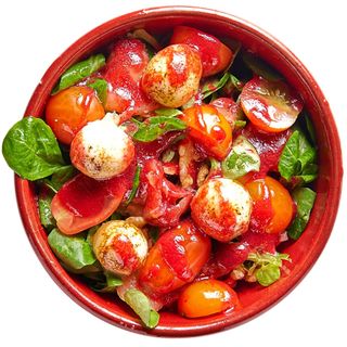 Ensalada Salmón Con Queso De Cabra