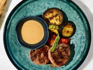 Медальйони з телятини з овочами гриль(280г)