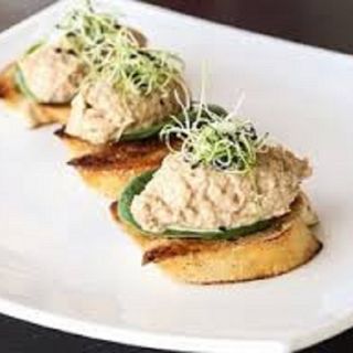 Bruschette cu crema de ton si ou de prepelita