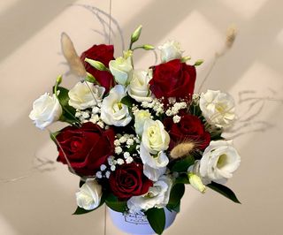 Стилна кутия с рози и еустоми