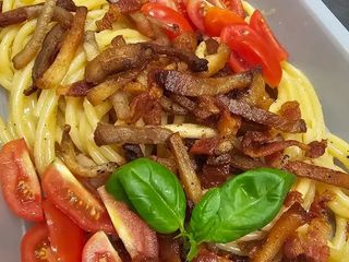 Spaghetti Carbonara (Guanciale, żółtko, ser Grana Padano, pomidorek, bazylia)