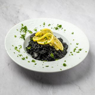 Crni risotto sa morskim plodovima