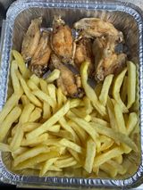 8 ALITAS DE POLLO CON PATATAS