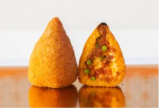 Arancino rosso al ragù