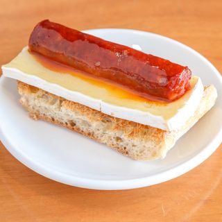 Pincho brie y chistorra (1 ud.)
