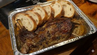 Pedrito's bocadillo de paletilla asada en pan de chapata