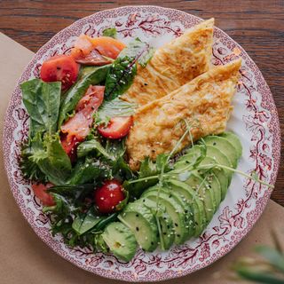 Сніданок із слабо солоним лососем та авокадо