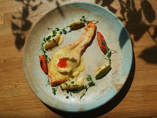 Форель батерфляй запечена з соусом Берблан та бебі-овочами (350g)