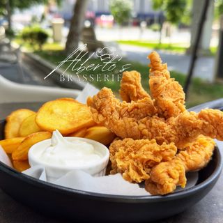 Stripsuri de pui cu cartofi prajiti si sos de usturoi 500g