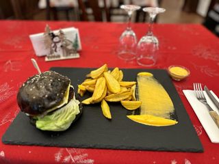 Cheeseburger domnesc și cartofi prăjiți
