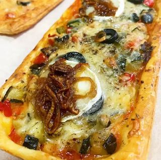 Coca De Zarangollo Con Queso Y Anchoa (9 Porciones)