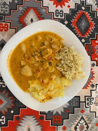 Piletina u sosu sa prilogom