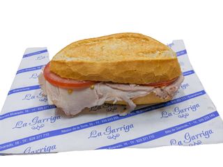 Bocadillo De Pata Asada De Cerdo Con Alioli  Y Tomate