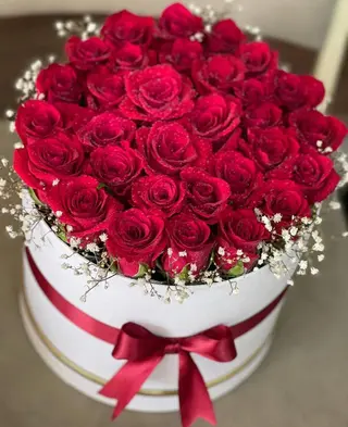 Box Blanc Avec Fleurs Rouge