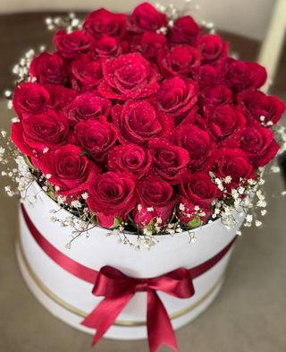 Box Blanc Avec Fleurs Rouge