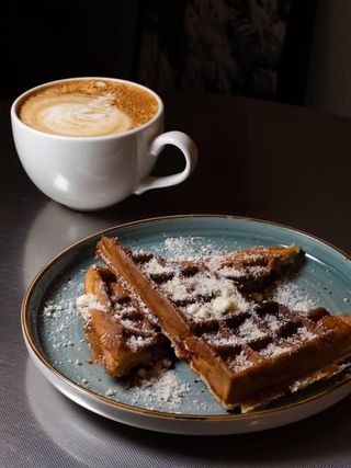 Combo Belgian waffle with prosciutto & hot beverage