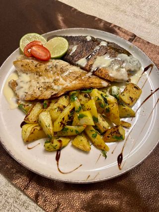 Лаврак филе с лимонов сос и бейби картофки (350г)