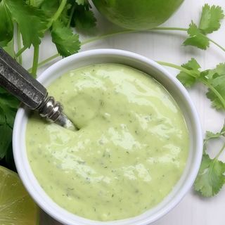 Bote de salsa alioli de cilantro