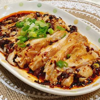 口水鸡Muslo de pollo hervido con salsa picante 