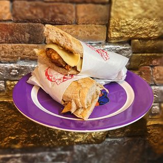 Bocadillo Pollo Á Feira Con Queixo (Pan De Leña)