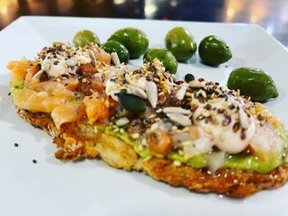 Tapa Tosta Salmón, Guacamole y Mix de Pipas