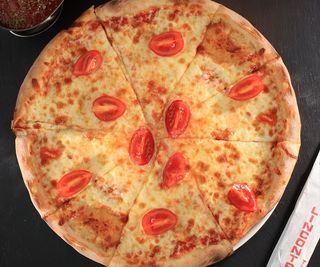 Pizza Margherita - blat pufos