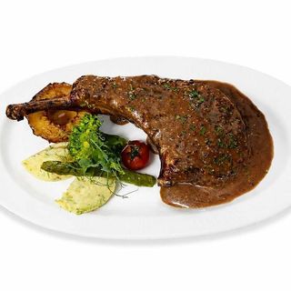 Cotlet de porc cu os la gratar