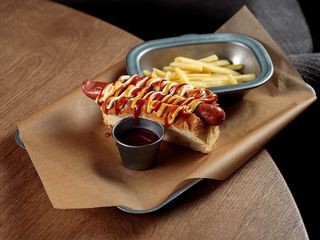 Хот-дог з молочною сосискою з асорті соусів (180/65g)