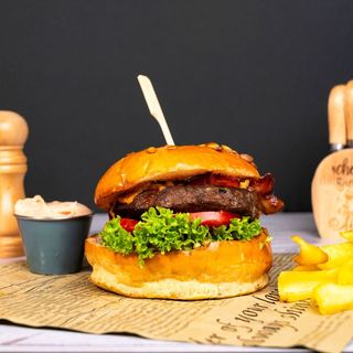 Burger de vită cu garnitură