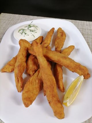 Хрупкави пилешки пръчици с чеснов сос (270гр)