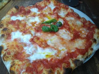 Pizza tonda Margherita con bufala